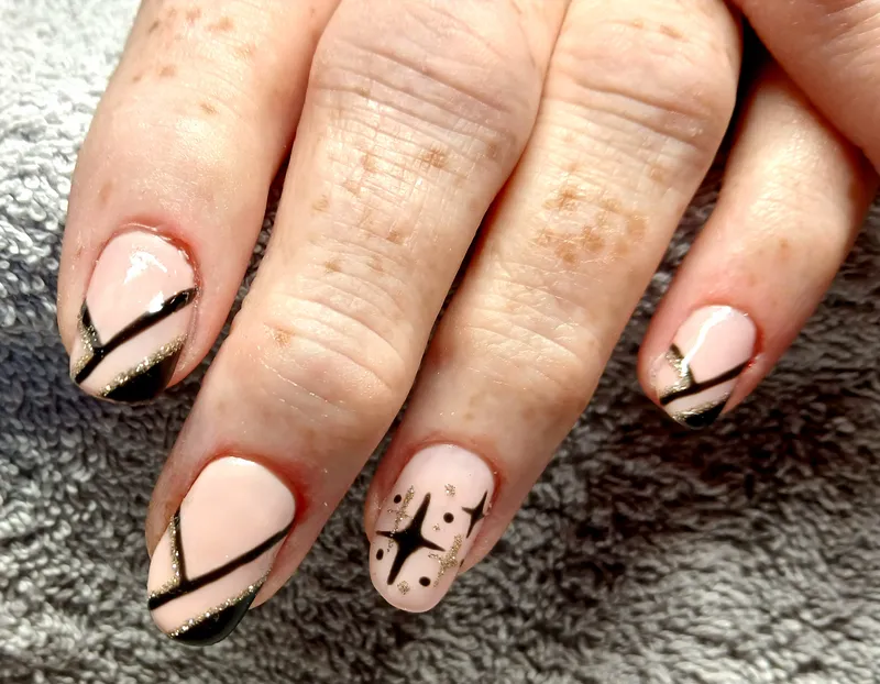 Gainage-renfo sur ongles naturels avec nail art spécifique sur chaque doigt