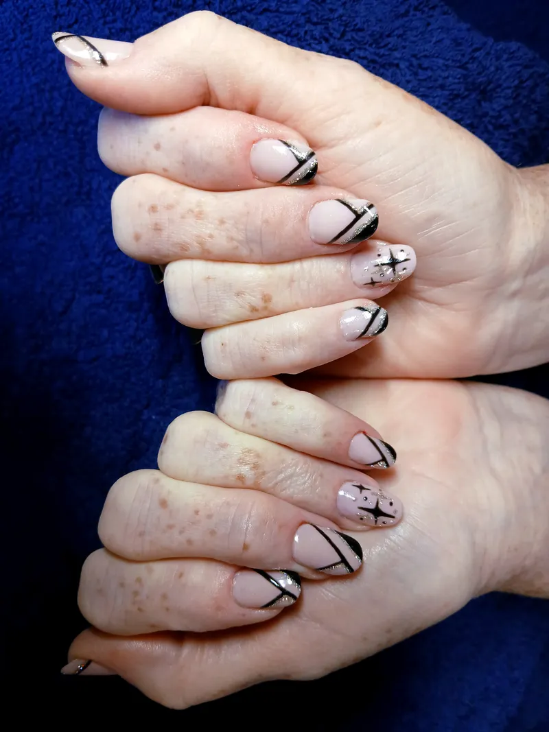 Gainage-renfo sur ongles naturels avec nail art spécifique sur chaque doigt