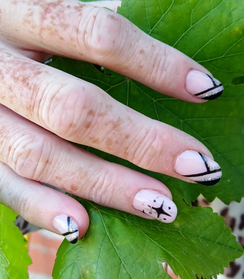 Gainage-renfo sur ongles naturels avec nail art spécifique sur chaque doigt