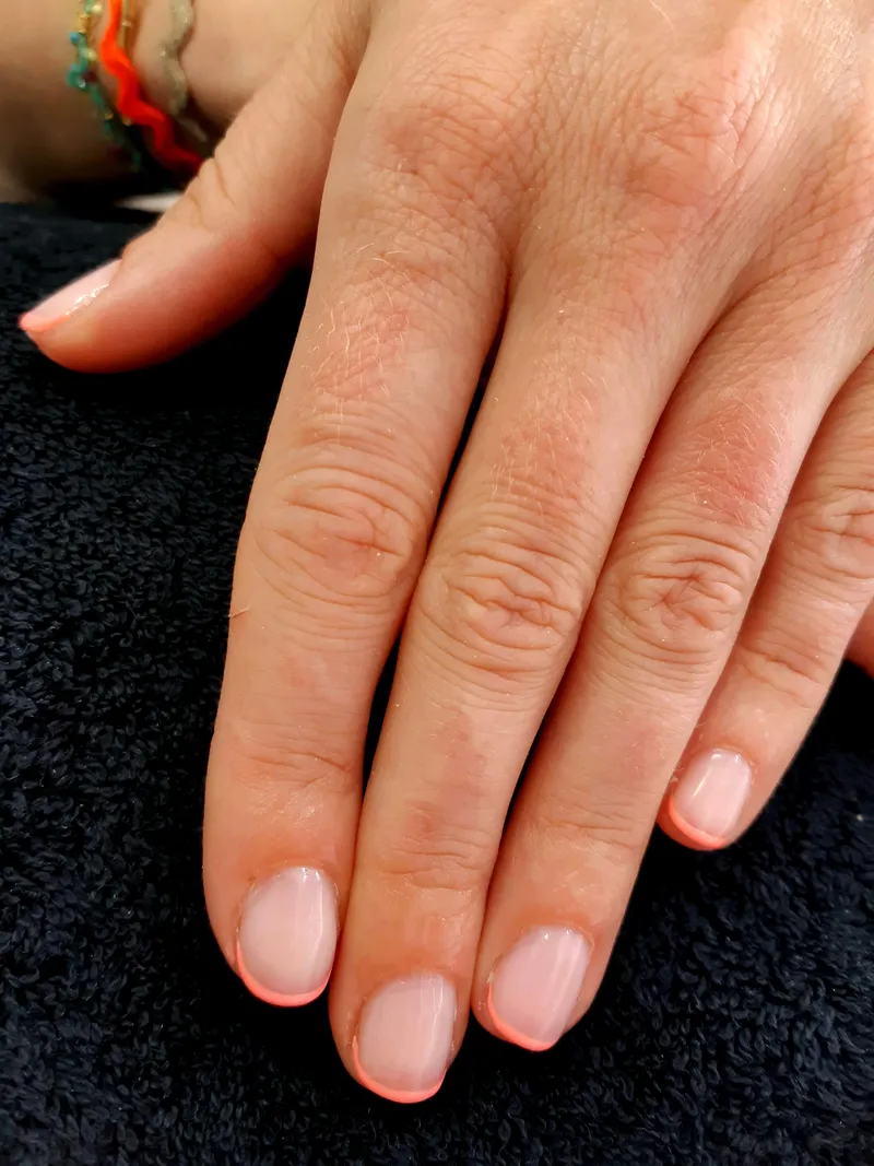 Pose vernis semi-permanent avec French colorée