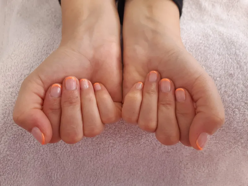 Pose vernis semi-permanent avec French colorée