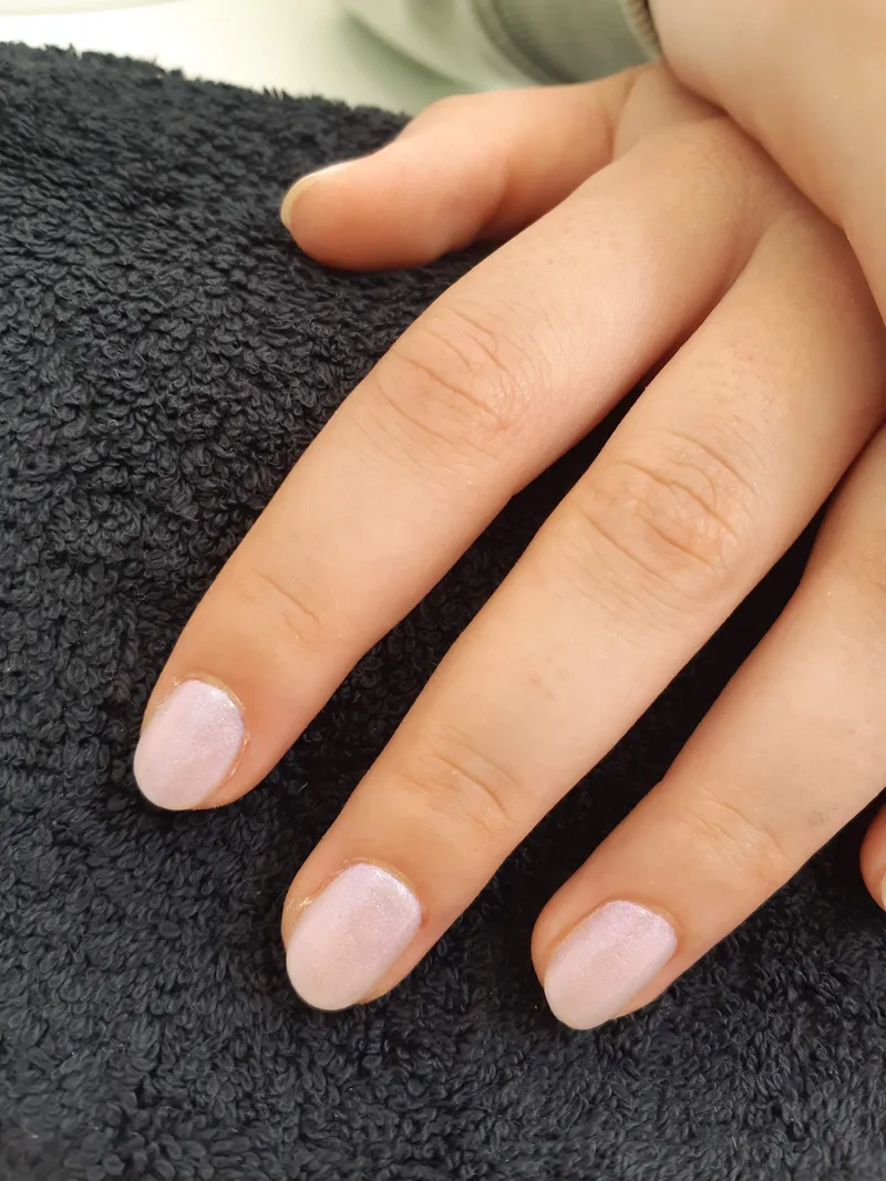 Pose vernis semi-permanent blanc laiteux naturel légèrement pailleté