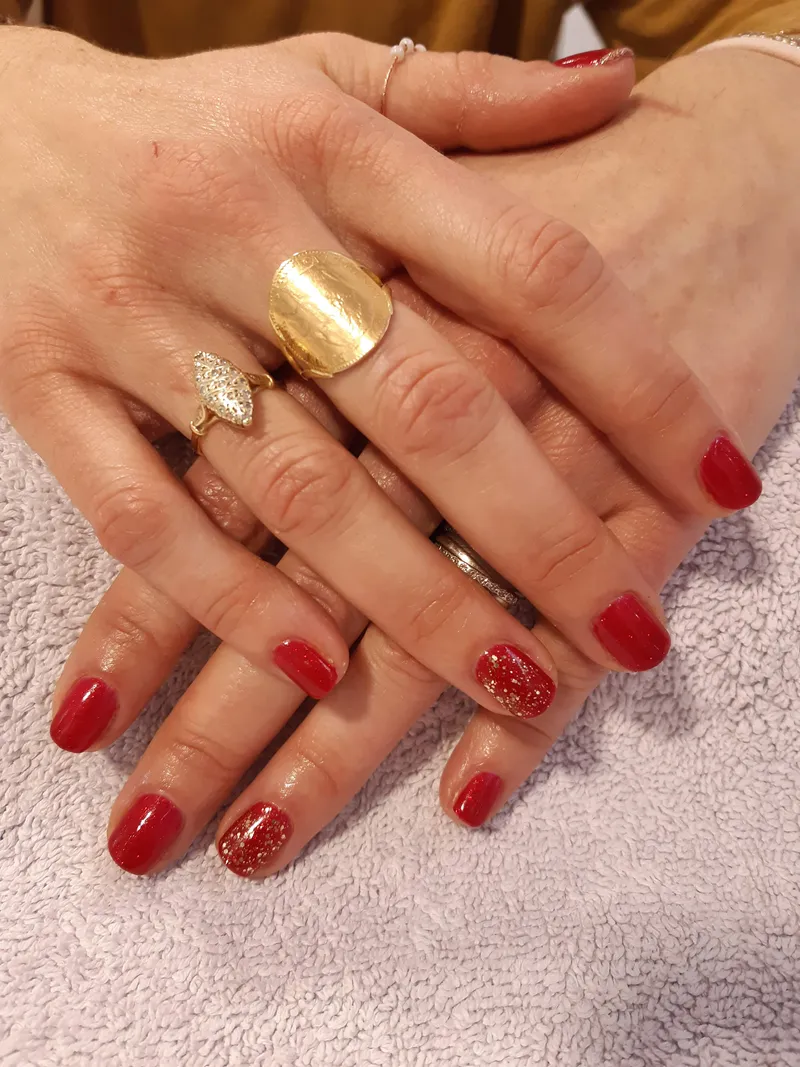 Pose vernis semi-permanent élégante rouge intemporel et paillette
