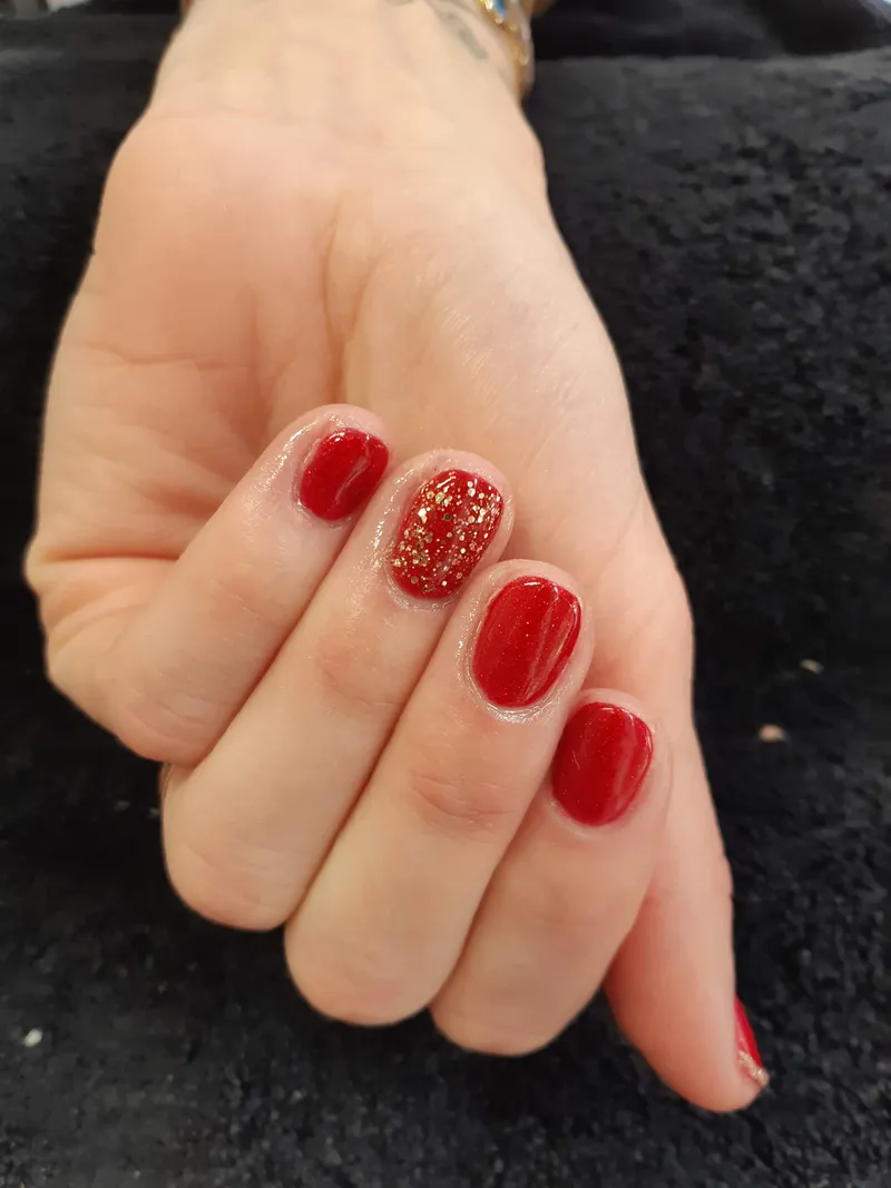 Pose vernis semi-permanent élégante rouge intemporel et paillette