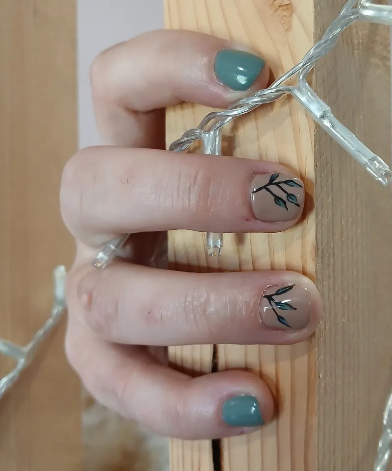 Pose vernis semi-permanent nail art élaboré thème feuilles de la nature