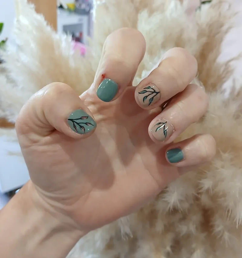 Pose vernis semi-permanent nail art élaboré thème feuilles de la nature